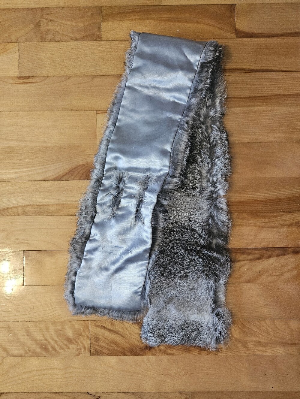 Exquisitely Soft Silver-Grey Real Fur Scarf Approx 38" Long x 5.5" Wide - Picture 13 of 16